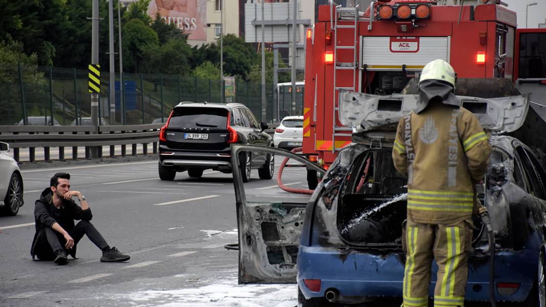 Şişli'de trafiğin ortasında alevler yükseldi: Yerde oturarak küle dönen otomobilini izledi 1
